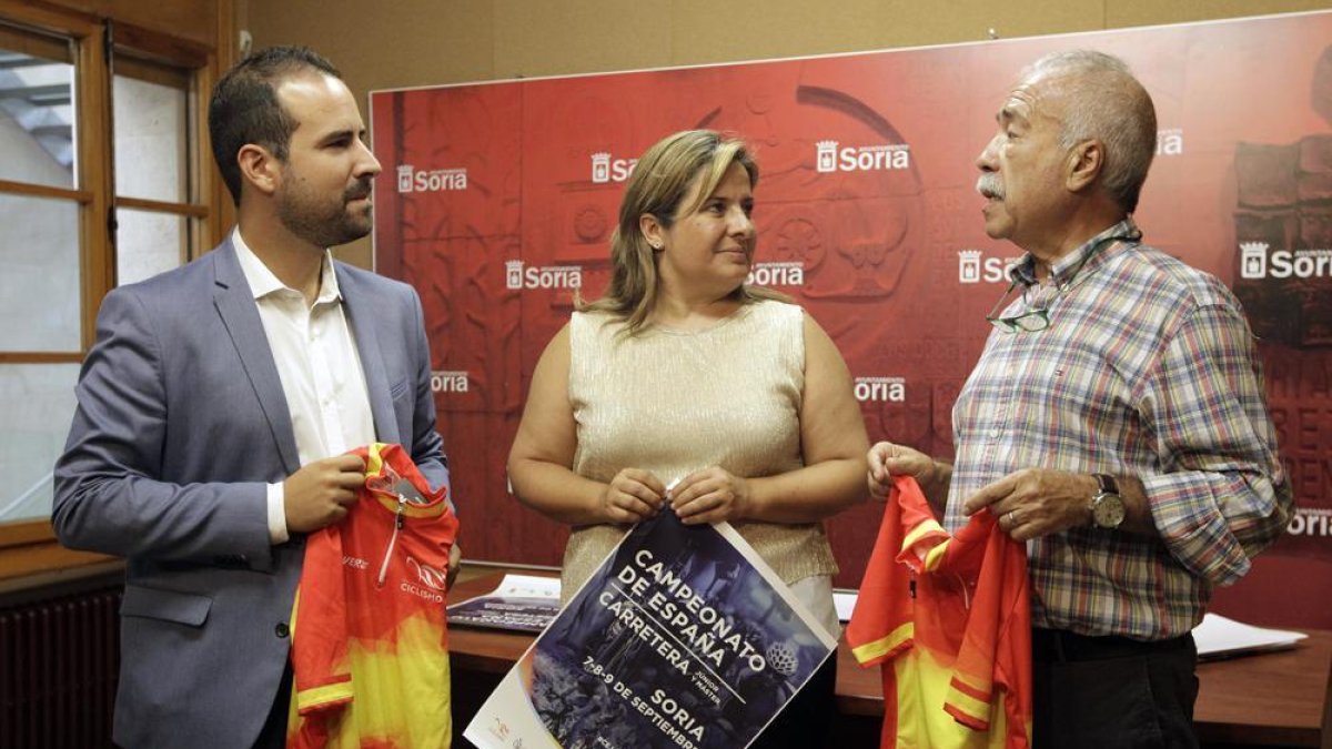 Ángel Hernández, Esther Pérez y Roberto Coca, ayer, en el Ayuntamiento de Soria.-LUIS ÁNGEL TEJEDOR