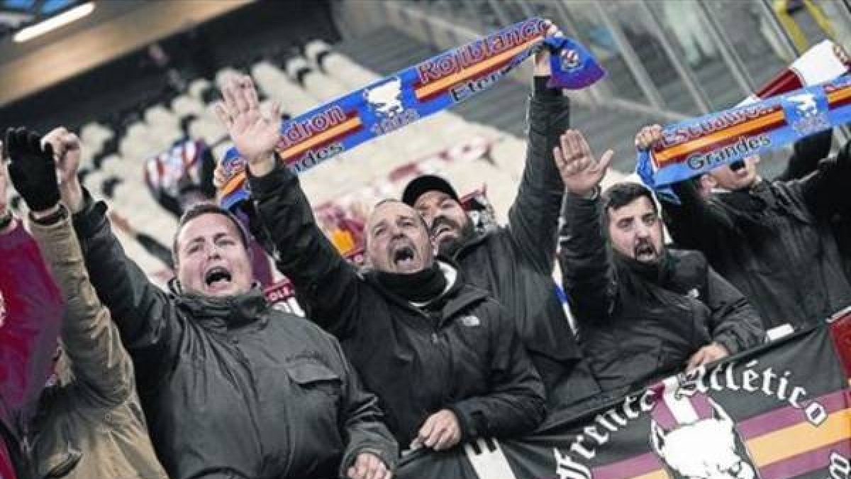 Seguidores radicales rojiblancos, el pasado martes en el estadio de la Juventus de Turín.-Foto:   REUTERS / GIORGIO PEROTTINO