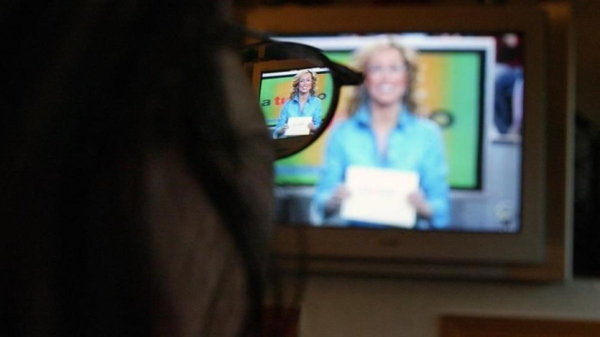 Imagen de un telespectador 'maduro' viendo un programa de televisión en su hogar.-JOSÉ RAMÓN LADRA