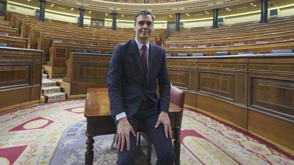 Pedro Sánchez posa en el Congreso tras ser elegido presidente de Gobierno.-DAVID CASTRO