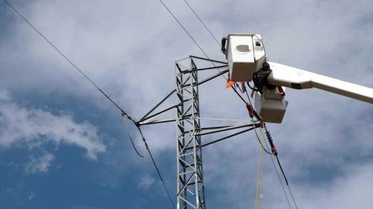 Imagen de una torre de electricidad.-