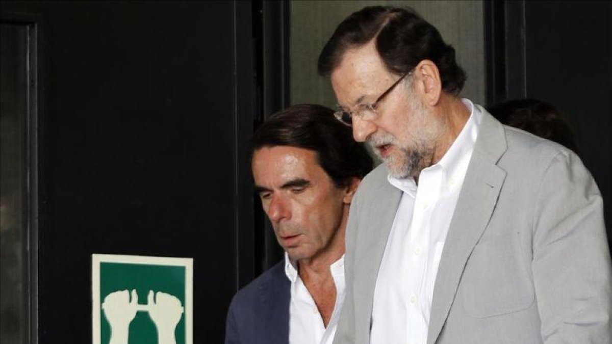 Aznar y Rajoy cierran el curso de verano de la FAES, en julio del 2015.-JUAN MANUEL PRATS