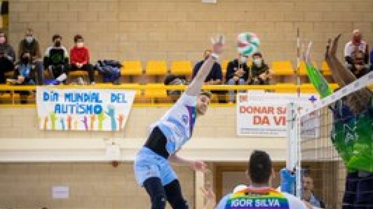 Pepe Villalba en un remate en el partido ante Palma en el que el Río Duero fue de más a menos. G. MONTESEGURO