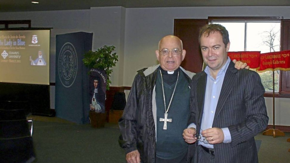 Elobispo emérito de San Angelo, Michael Pfeifer, con Javier Sierra, durante la conferencia sobre ‘The Lady in Blue’ en la Universidad de Saint Mary de Texas.-BRIAN CONNELLY