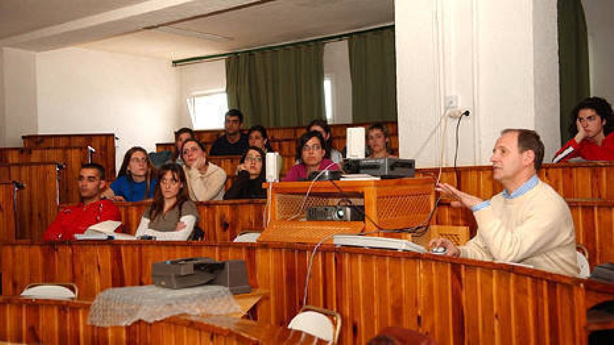 Una de las clases impartidas en la Escuela de Enfermería en el año 2005. / VALENTÍN GUISANDE-