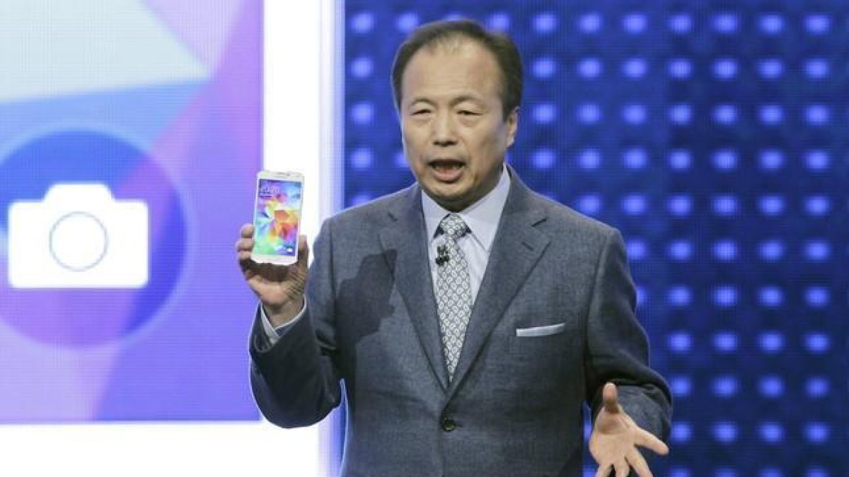 El presidente de Samsung, JK Shin, presenta la nueva versión de su móvil de alta gama, el Galaxy S5, en el Mobile World Congress de Barcelona.-EFE