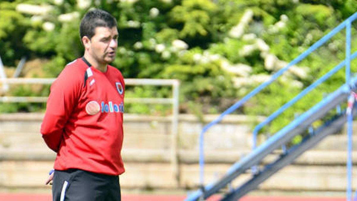 El segundo técnico del Numancia, Manolo Cano, durante un entrenamiento. / ÁLVARO MARTÍNEZ-