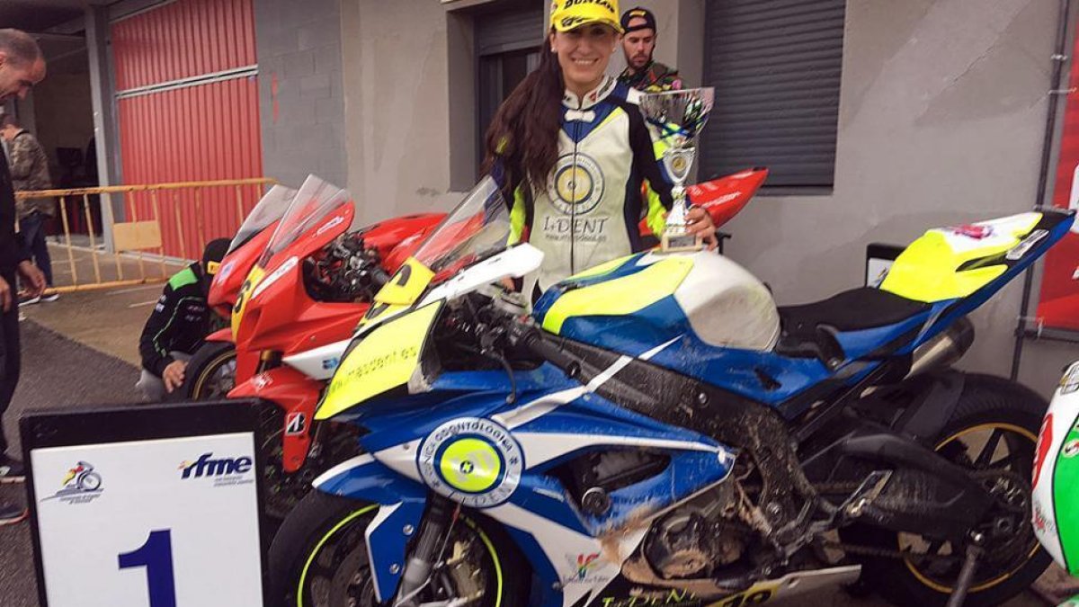Cristina Juarranz posa con la copa que le acredita como campeona de España de velocidad.-D.S.