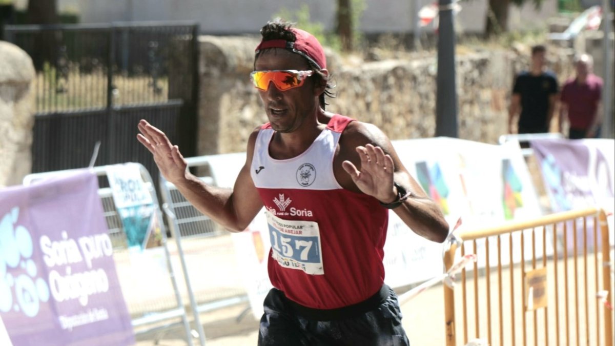 Diego Fernández en el momento de cruzar la línea de meta como ganador del Cross de Abejar. GONZALO MONTESEGURO