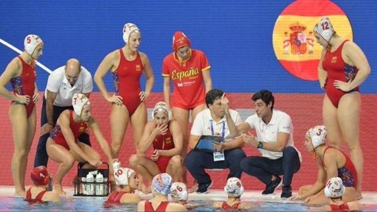 Miki Oca se dirige a sus jugadoras en un descanso, en el Europeo de Budapest-RFEN