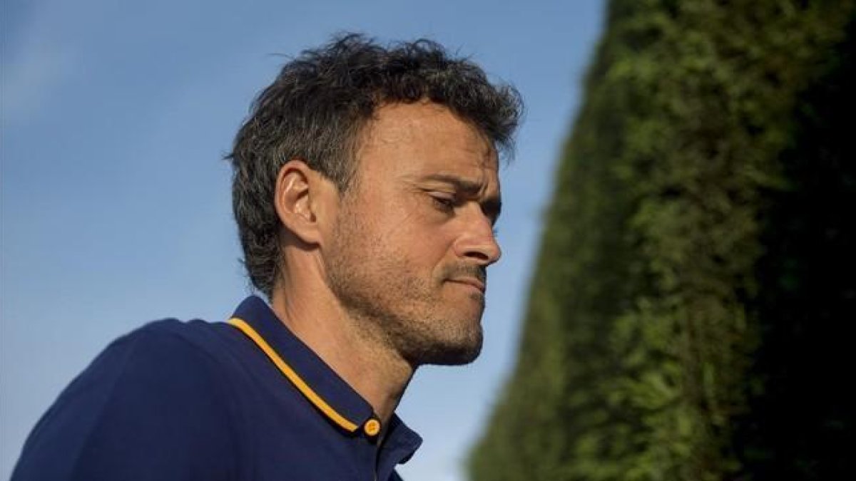 Luis Enrique se dirige a la sala de prensa de la ciudad deportiva Joan Gamper para dar la rueda de prensa previa al clásico.-JORDI COTRINA