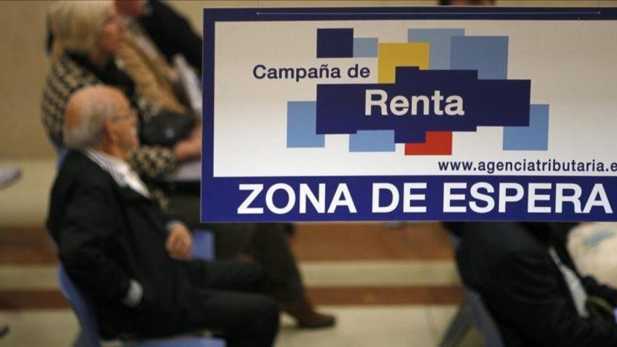 Imagen de una oficina de la Agencia Tributaria durante una campaña de la declaración de la renta.-EFE / PÉREZ CABEZA