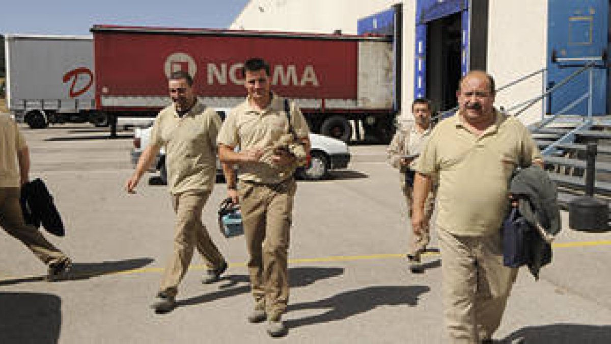 Trabajadores se Norma saliendo de la fábrica. /V. G. -