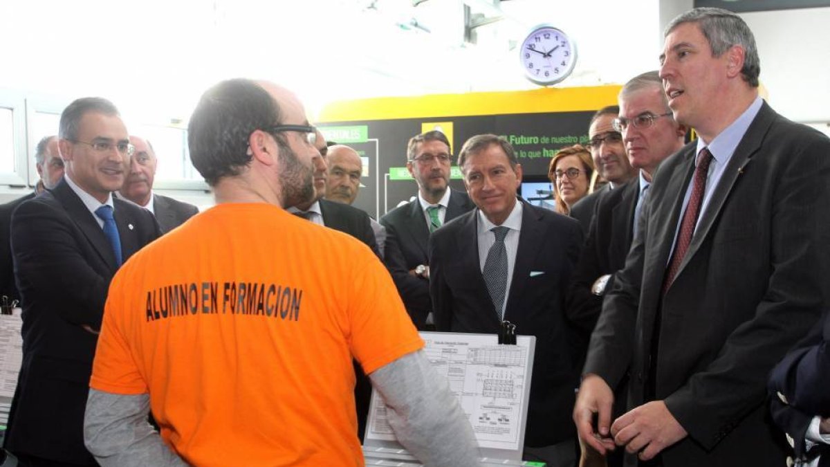 Un alumno del aula de formación de Renault, en el Espacio para la Formación, la Innovación y el Desarrollo Sostenible (Efides) conversa con el alcalde de Palencia, Alfonso Polanco; el consejero de Educación de la Junta de Castilla y León, Juan José Mateos-Ical