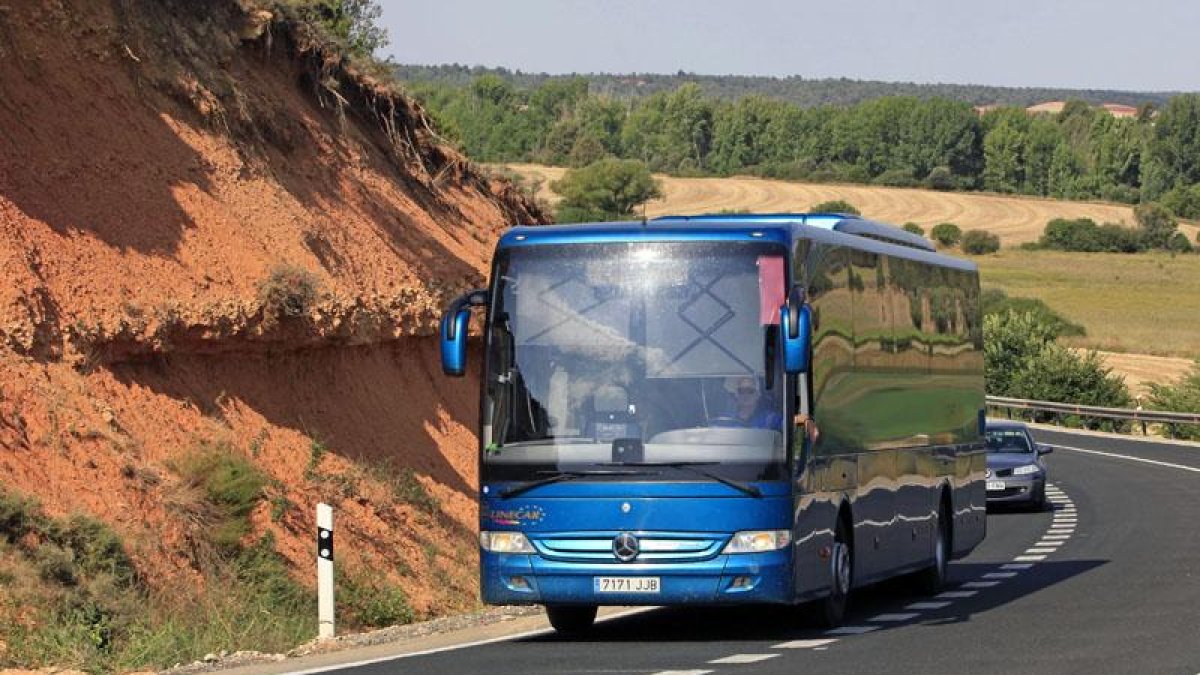 Un autobús transita por la N-122.-MARIO TEJEDOR