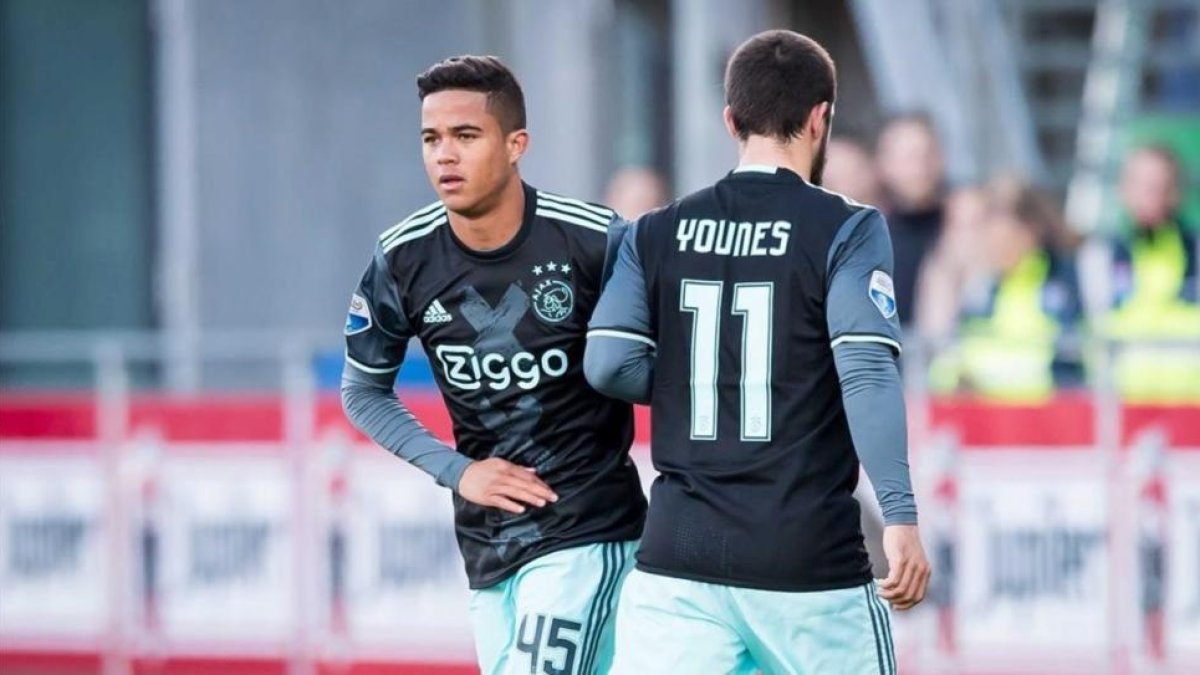 Justin Kluivert sustituye a Amin Younes y hace así su debut con el primer equipo del Ajax.-EFE / RONALD BONESTROO