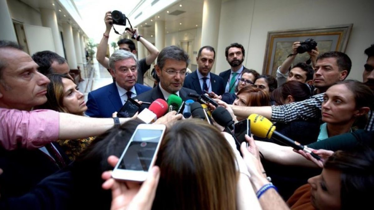 El ministro de Justicia, Rafael Catalá, da explicaciones sobre el mensaje a Ignacio González, el martes en los pasillos del Senado.-DAVID CASTRO