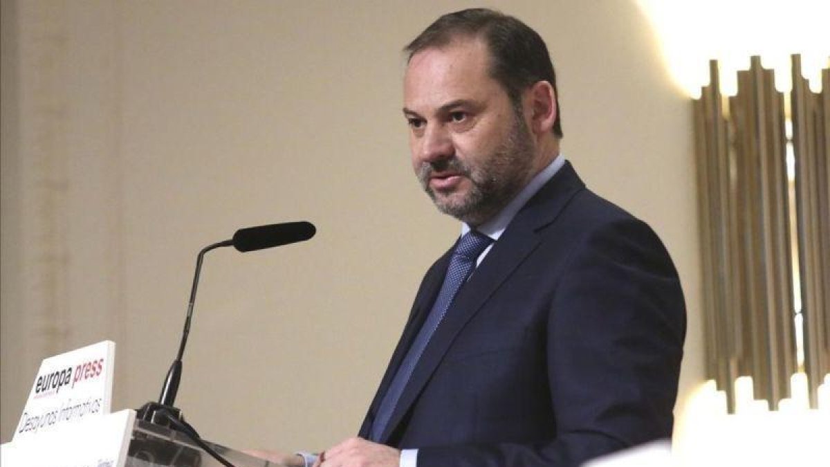 El ministro de Fomento, José Luis Ábalos, este lunes durante los desayunos informativos de Europa Press.-DAVID CASTRO