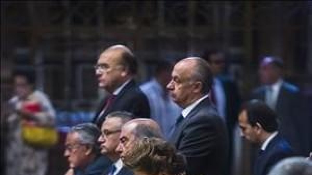 Rita Barberá con varios de los concejales investigados de operacion Taula, durante la misa del Corpus del año pasado.-MIGUEL LORENZO