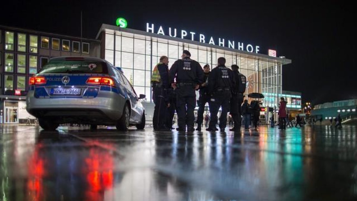 Oficiales de la policía patrullan en la estación principal de Colonia, en Alemania, la noche del 6 de enero.-