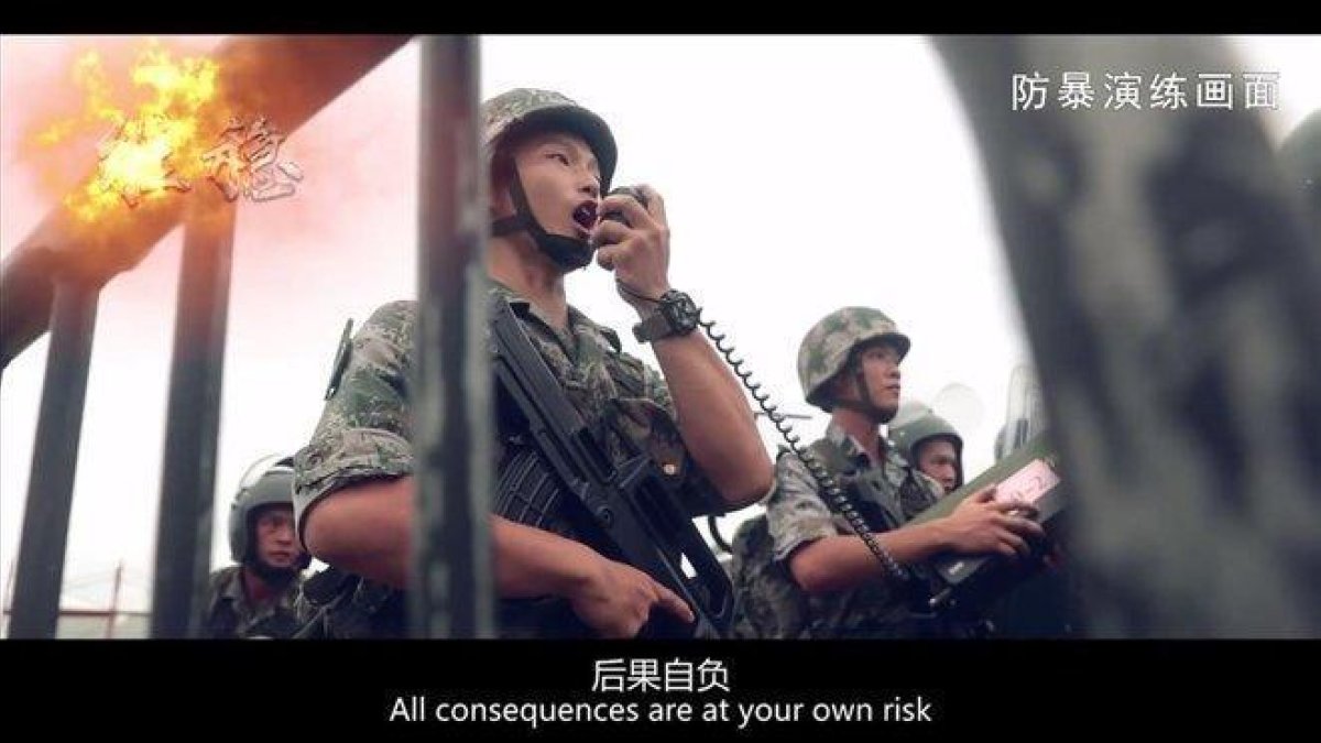 Imagen del vídeo del Ejército Popular de China en la que un agente avisa a los hongkoneses de las consecuencias de lo que ocurra.-EJÉRCITO POPULAR DE CHINA (AFP)
