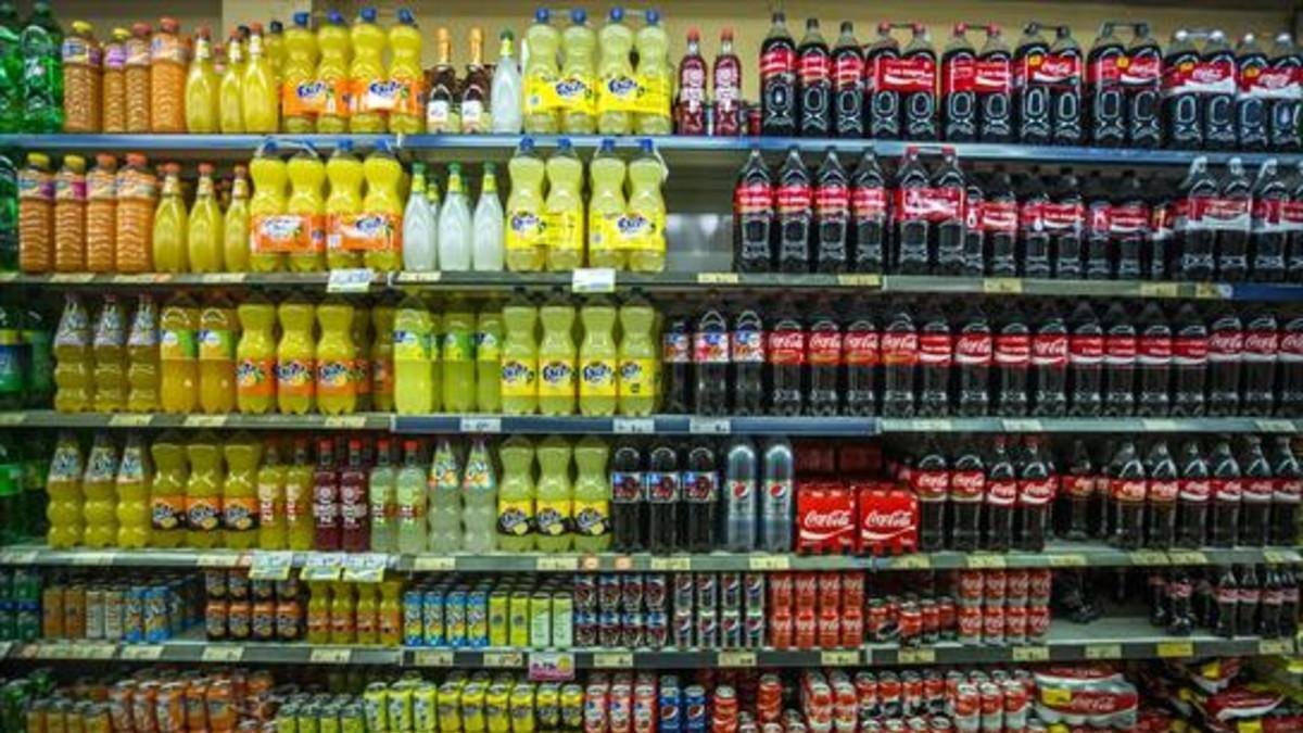 Estantería de un supermercado con bebidas azucaradas.-FERRAN SENDRA