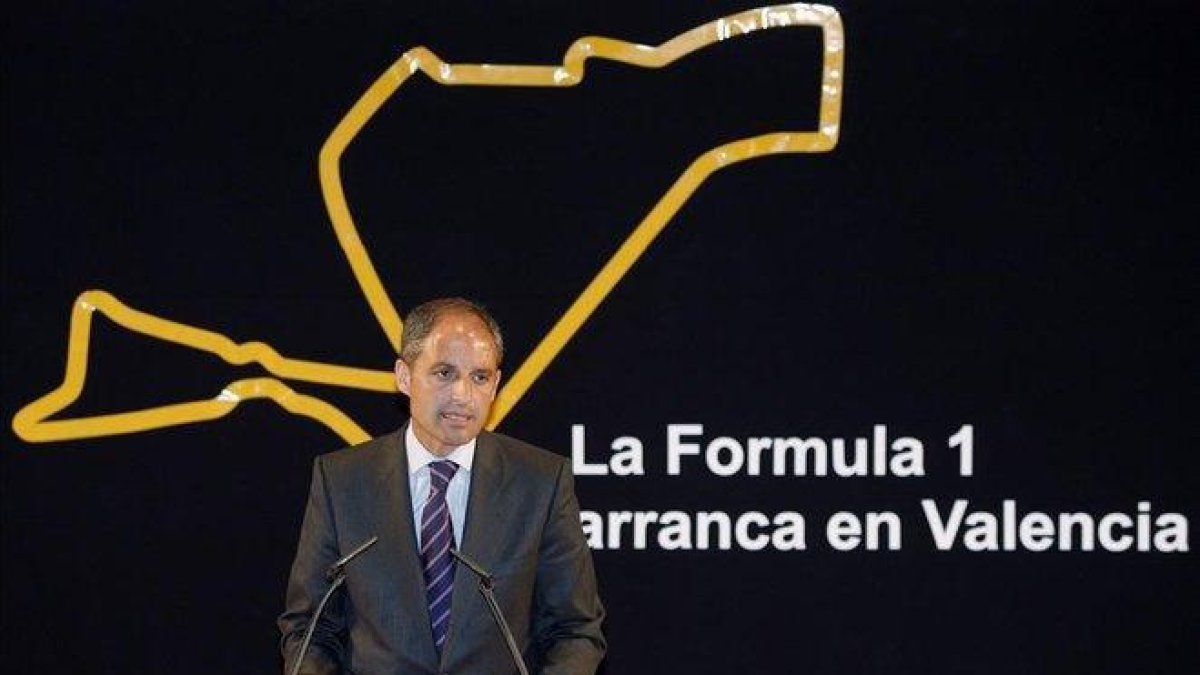 Francisco Camps, ante un diagrama del circuito de F-1 en Valencia.-MIGUEL LORENZO
