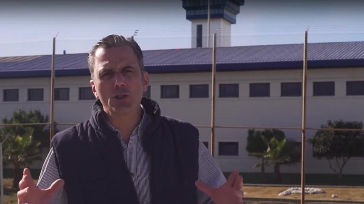 Fotograma de un vídeo electoral de Vox. El secretario general de la formación, Javier Ortega Smith, ante el Centro Penitenciario de Algeciras.-VOX