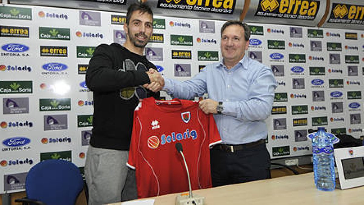 Isidoro con la camiseta del Numancia durante la presentación. / VALENTÍN GUISANDE-