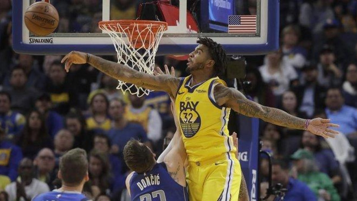 Marquese Chriss (Warriors) bloquea un tiro de Luka Doncic (Mavericks).-JEFF CHIU (AP)