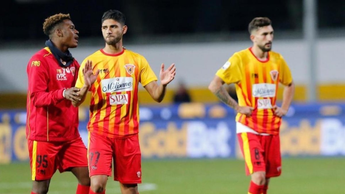 Los jugadores del Benevento tras sufrir la decimotercera derrota del campeonato.-EFP/ MARIO TADDEO