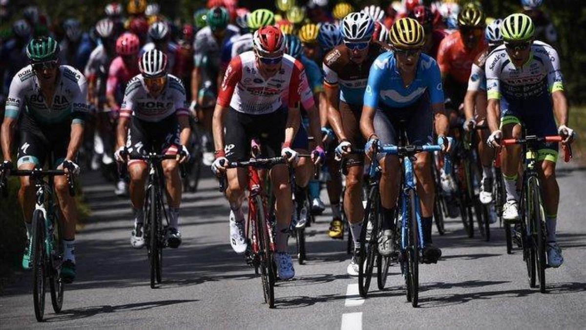 El pelotón del Tour, durante la antepenúltima etapa de la prueba.-MARCO BERTORELLO / AFP