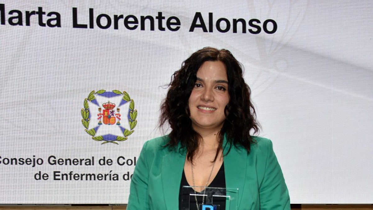 La enfermera de Soria Marta Llorente posa con el galardón del Consejo General de Enfermería por su proyecto de investigación. ICAL