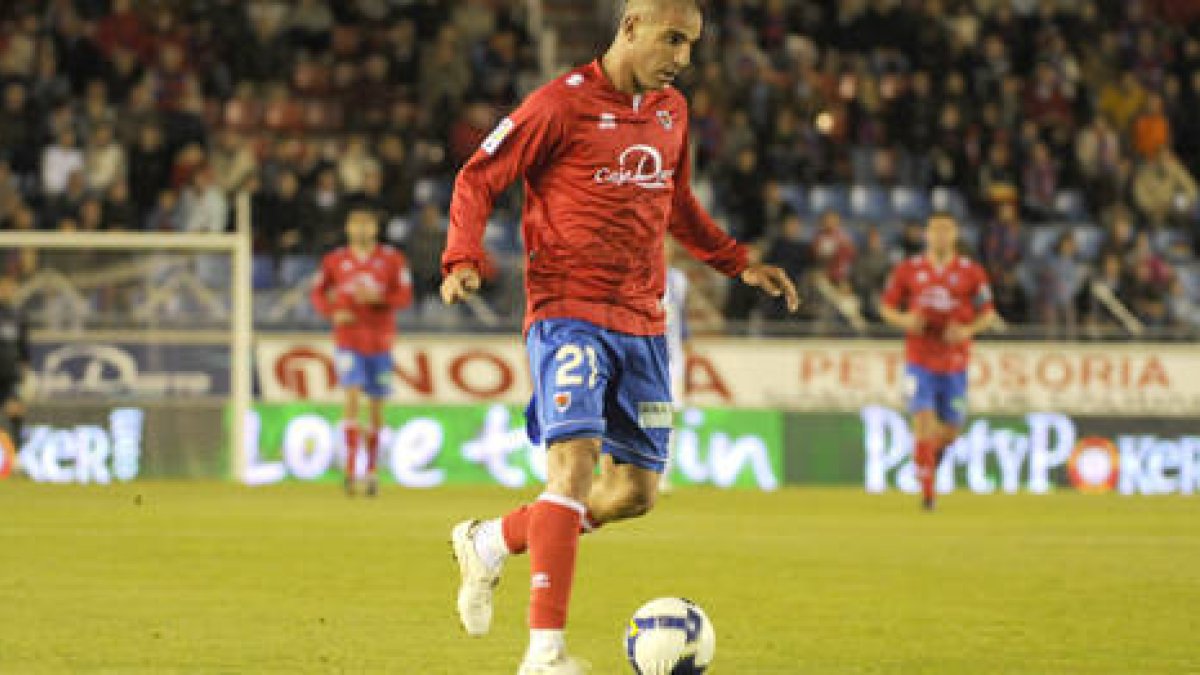 Carlos Aranda durante su último paso por las filas del Numancia. / VALENTIÍN GUISANDE-