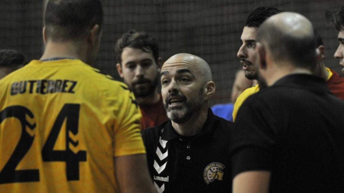 Daniel Bandrés charla con sus jugadores durante el último partido del BM Soria en el San Andrés.-Valentín Guisande