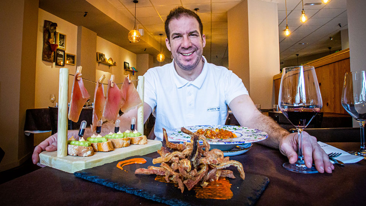 Mario Sanz Mamolar de La Gastrotasquista con un 'tenderete', una oreja crujiente con salsa de piquillo y una pasta de pimiento con pisto. MARIO TEJEDOR
