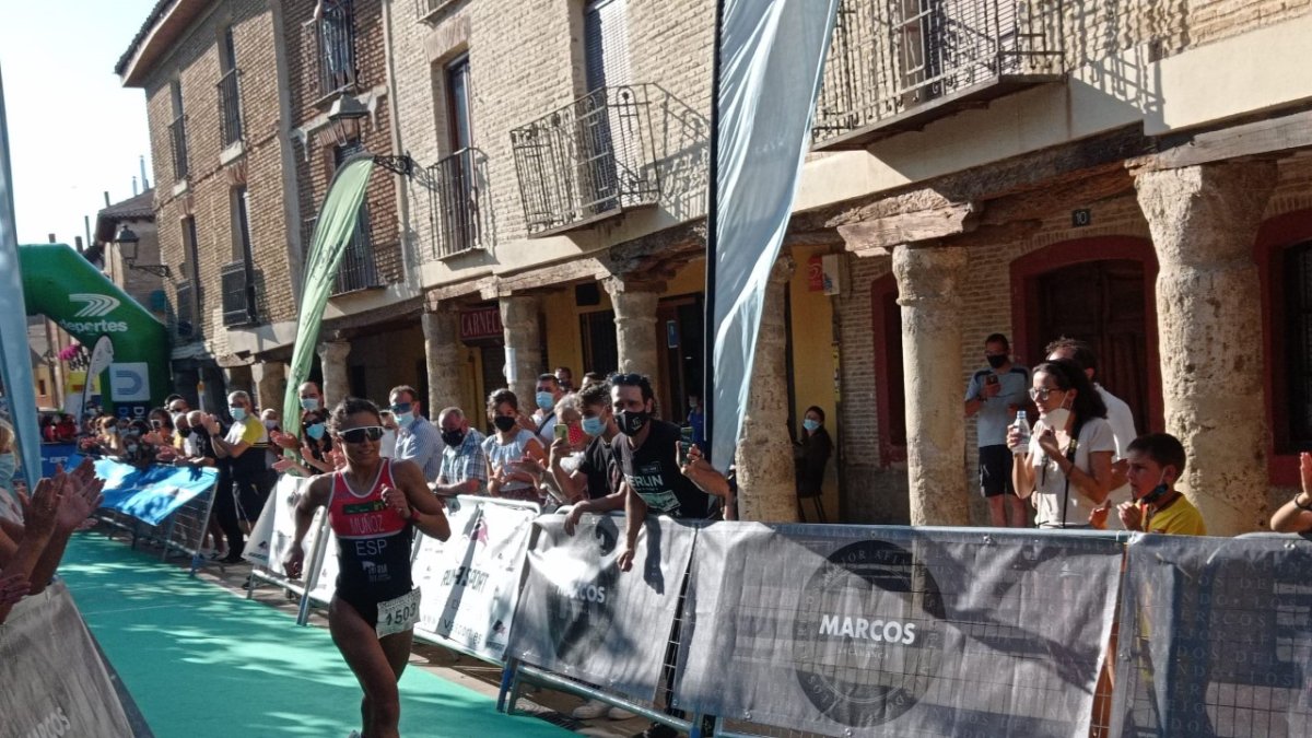 Marina Muñoz entrando en meta en la prueba de Astudillo. HDS