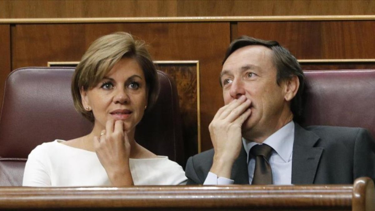 El portavoz parlamentario del PP, Rafael Hernando, junto a la secretaria general del partido, Dolores de Cospedal.-EFE