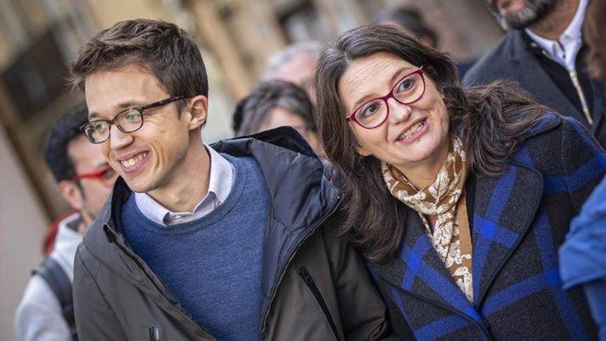 Íñigo Errejón, candidato de Más País, con la líder de Compromís, Mónica Oltra, este viernes en Valencia-MIGUEL LORENZO