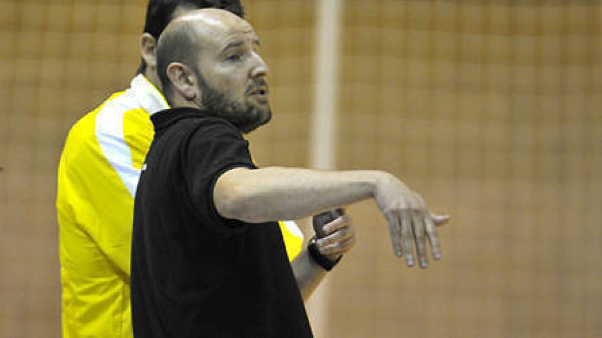 El preparador del Aranga, Fernando Sánchez. / VALEN-