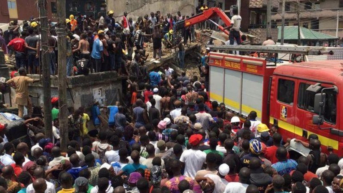Tumulto frente al edificio de una escuela derrumbado en Nigeria.-TEMILADE ADEJALA (REUTERS)