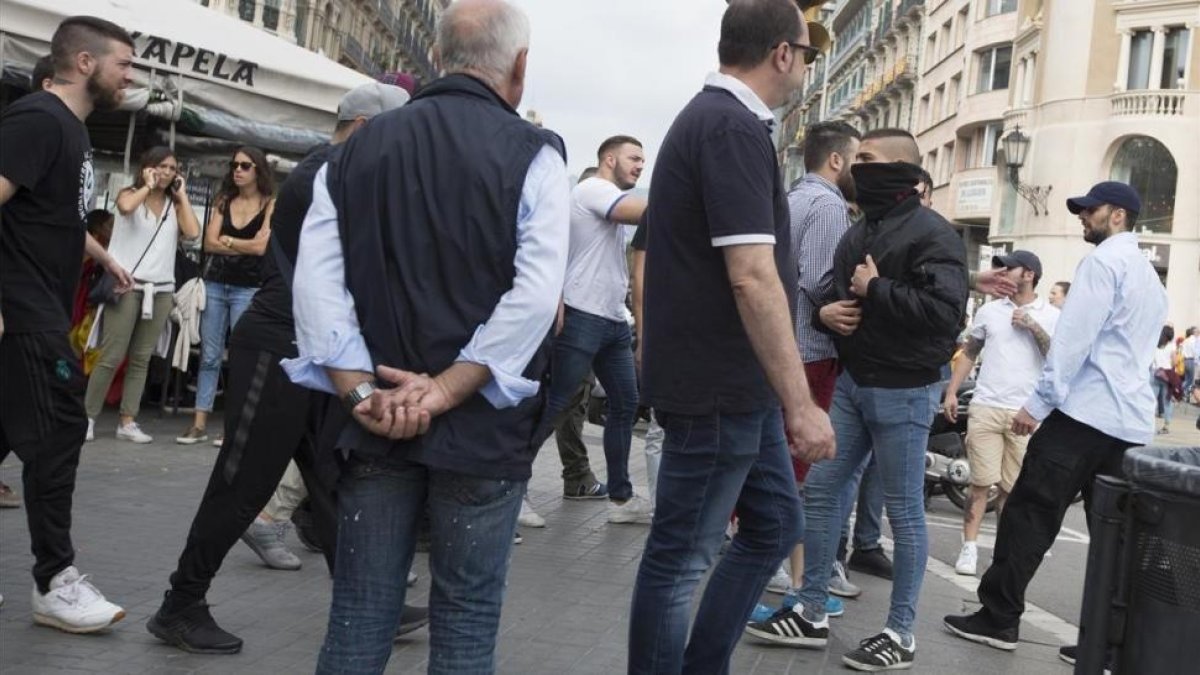 Al finalizar el acto hubo altercados en el bar Zurich.-ALBERT BERTRÁN