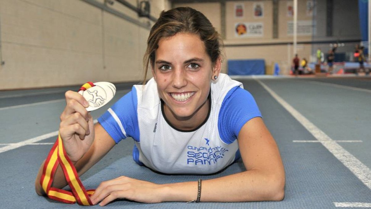 Marta Pérez con la medalla de plata lograda en el 1.500 del Nacional absoluto de Castellón.-Valentín Guisande