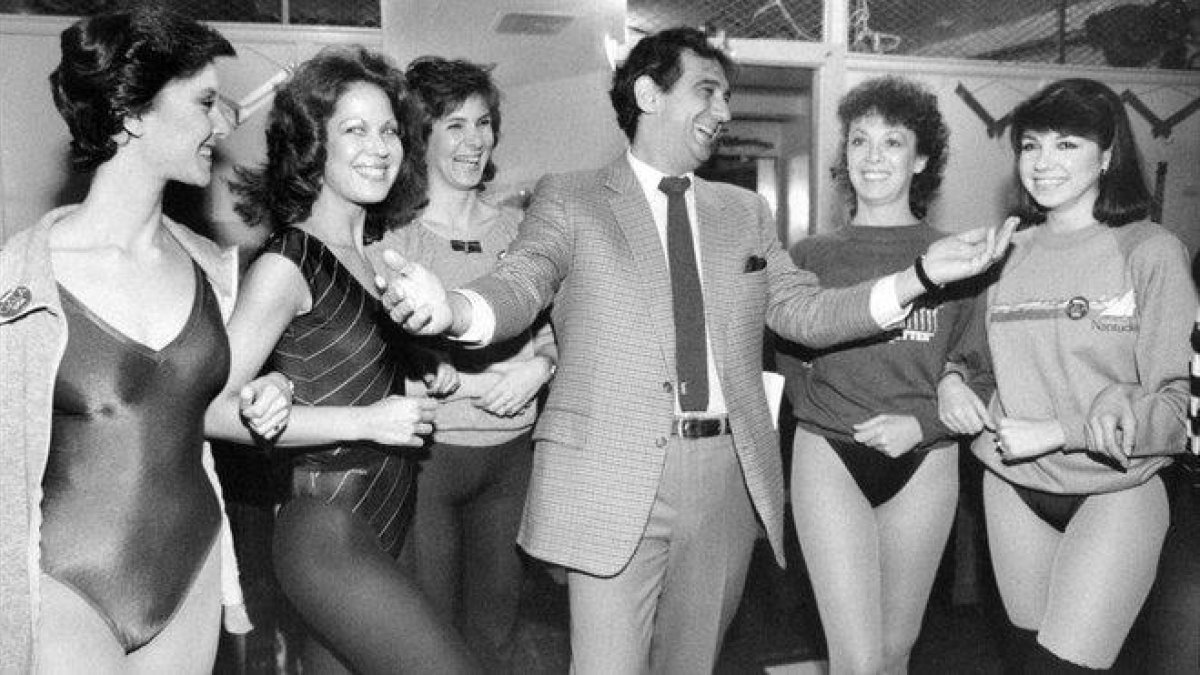 Plácido Domingo, con miembros de las Rockettes, en el Radio City Music Hall de Nueva York, en 1984.-AP / STEVE FRIEDMAN