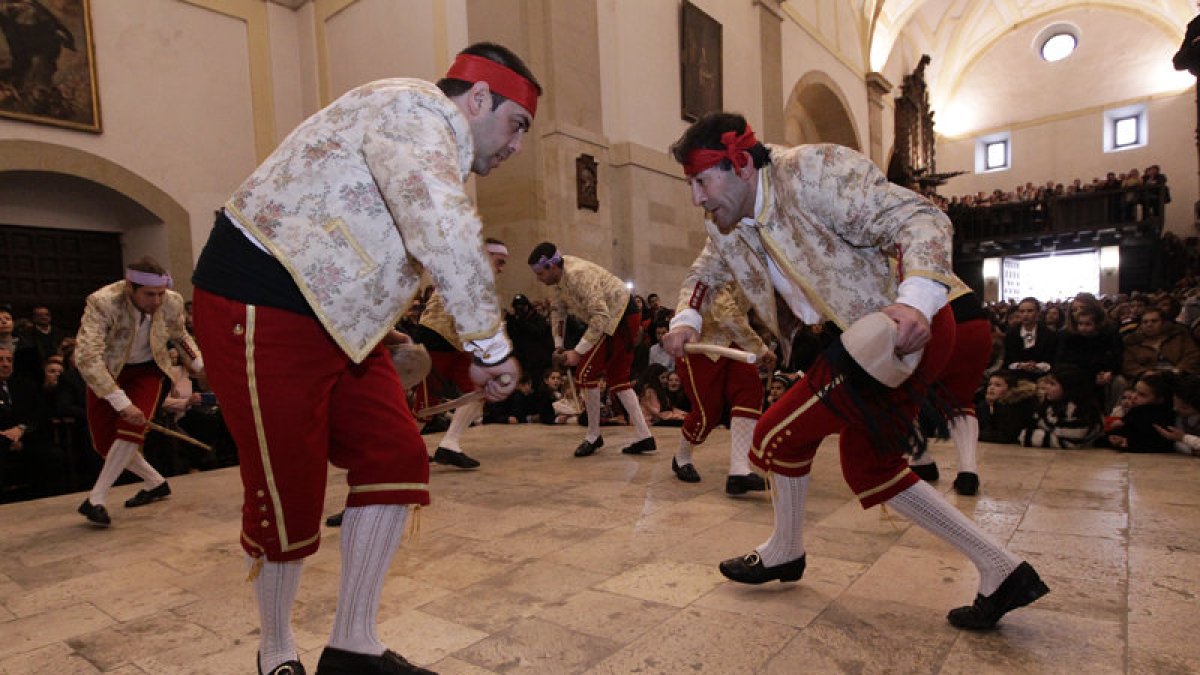 Danzantes de San Leonardo en plena ejecución de una de las 11 danzas.-LAT