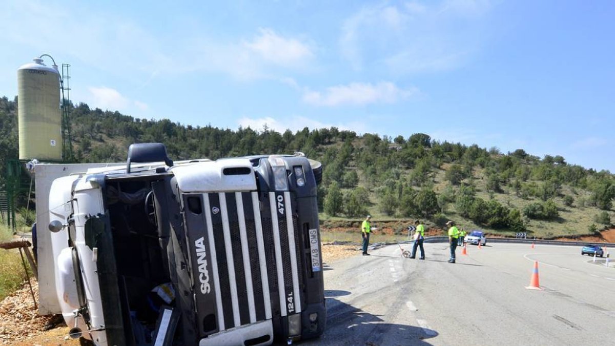 Camión accidentado este año junto al silo de sal.-ÁLVARO MARTÍNEZ