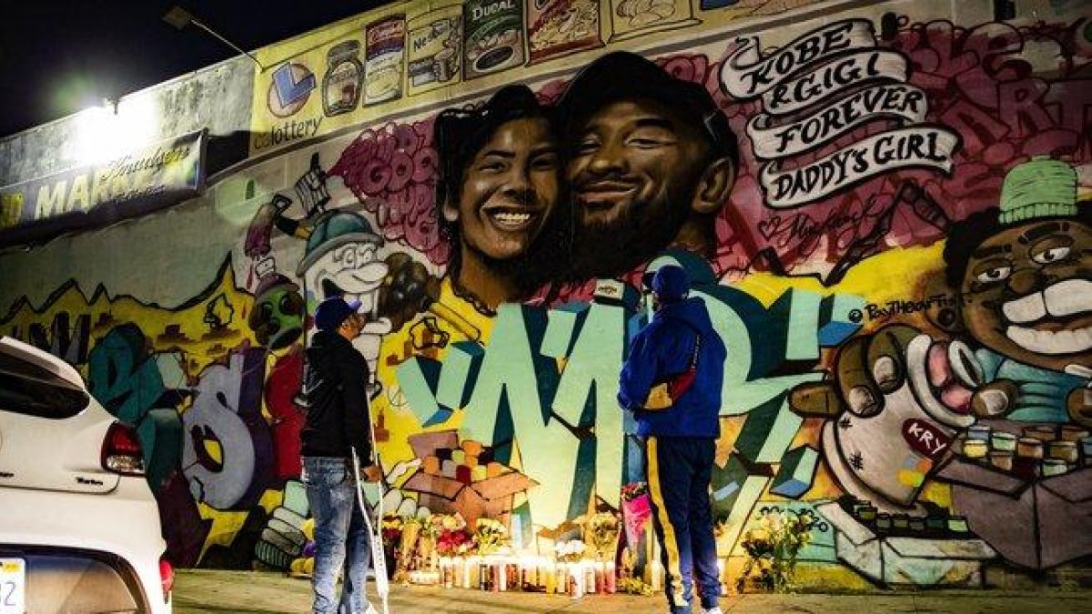 Un grafiti recuerda a Kobe Bryant y a su hija en una calle de Los Ángeles.-EFE / EPA / ETIENNE LAURENT