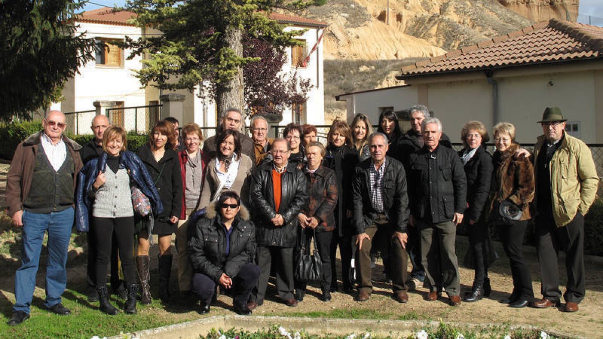 Foto de familia de los participantes en el encuentro de ayer en San Esteban. / JAVIER NICOLÁS-