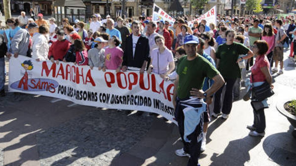 Los asistentes a la marcha, en dirección a Valonsadero. / A. M.-