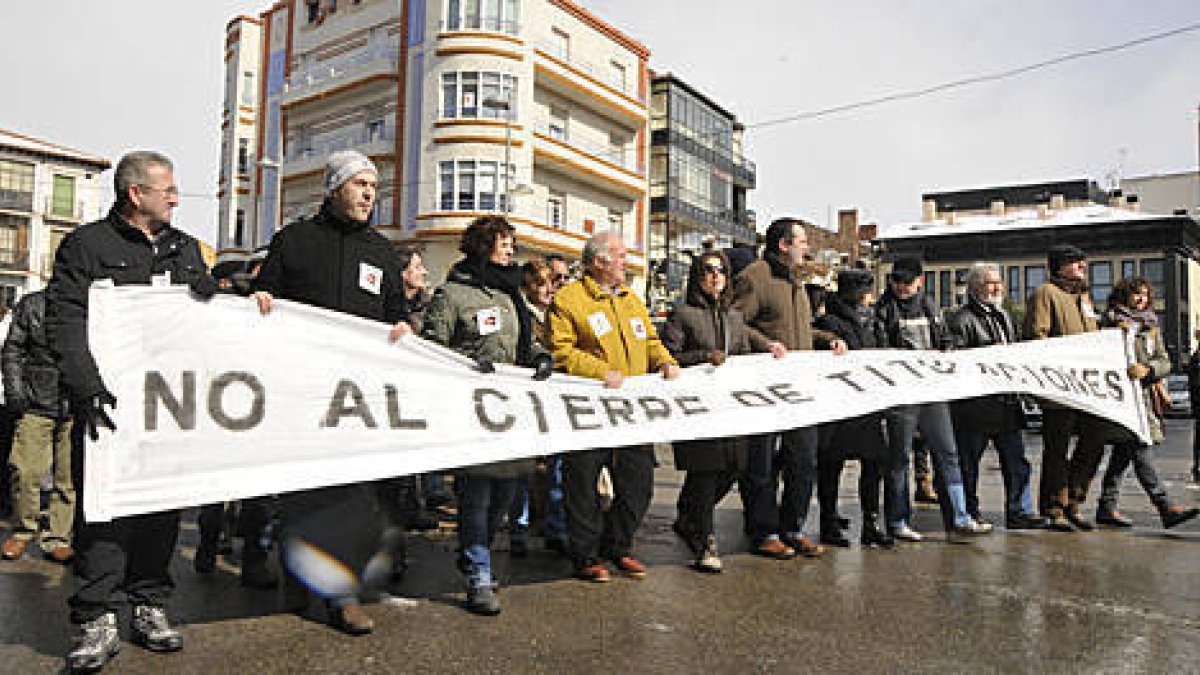 Participantes en la manifestación de apoyo a la Universidad. / V. G. -